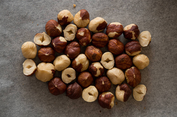 Lískové ořechy na bílém pozadí - Fotografie, Obrázek