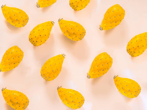 Keltainen piikikäs päärynät kuvio valkoisella taustalla
 - Valokuva, kuva