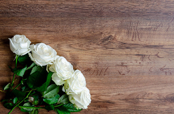 białe róże kwiaty na drewnianym tle, vintage stonowane - Zdjęcie, obraz