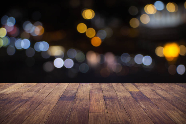 Blur kawiarnia restauracja lub kawiarnia pusty ciemnego drewna stół z zamazanym jasnym złotem bokeh abstrakcyjne tło - Zdjęcie, obraz