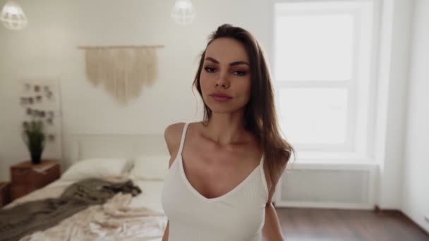 όμορφη σέξι γυναίκα στο λευκό εσωρούχων - Πλάνα, βίντεο