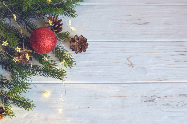 Brinquedo de Natal vermelho, ramos de abeto e cones de pinheiro criam um clima de Ano Novo. Feliz Natal e feliz ano novo conceito. Desfocado
. - Foto, Imagem