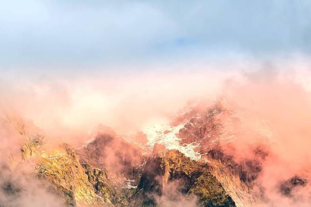 Paysage de montagne en soirée colorée avec nuages
 - Photo, image