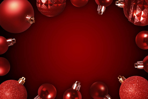 hängende rote Weihnachtskugeln auf rotem Hintergrund - Foto, Bild