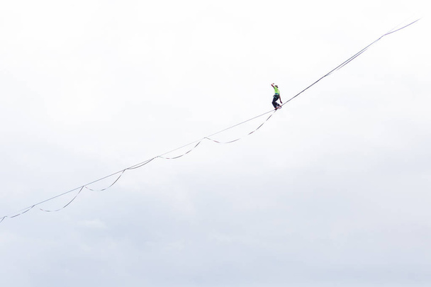 Highline sur le fond du ciel nuageux fait un mouvement
. - Photo, image