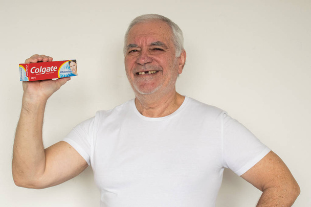 idős férfi idősebb arc közelkép hiányzik fogmosoly megfelelő fogápolás - Fotó, kép