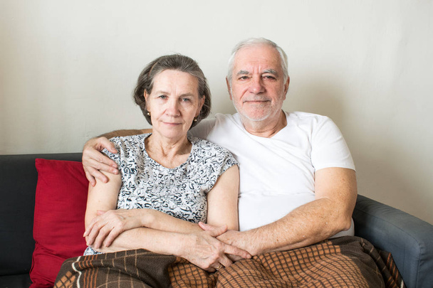 Mutlu yaşlı çift kanepeye oturur sağlıklı hayatın tadını çıkarır.  - Fotoğraf, Görsel