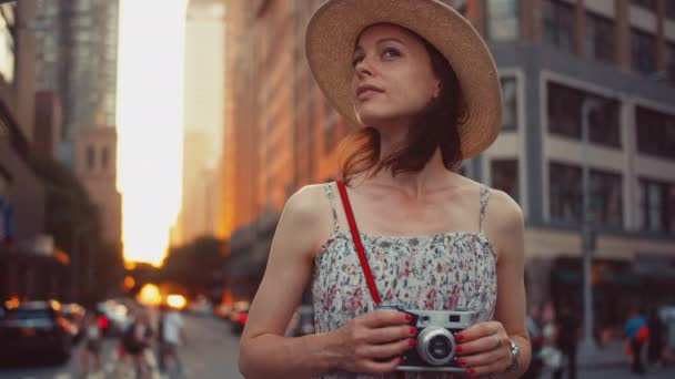 Smiling girl with a retro camera in Manhattan, NYC - Metraje, vídeo
