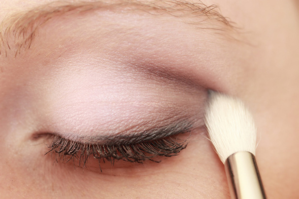 μέρος της γυναικείας μάτι μακιγιάζ εφαρμογή με πινέλο - Φωτογραφία, εικόνα
