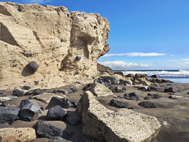 section plage bizarre sur Tenerife équipée de tuf et de pierres de lave
 - Photo, image