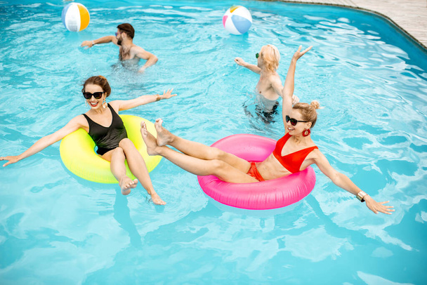 Freunde im Schwimmbad - Foto, Bild