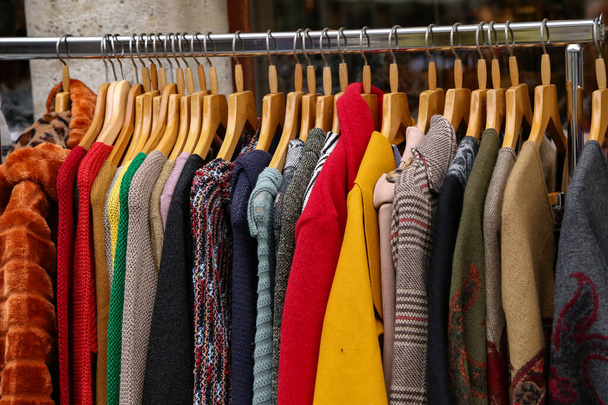 Διάφορα φθινοπωρινά και χειμερινά ρούχα είναι προς πώληση - Φωτογραφία, εικόνα