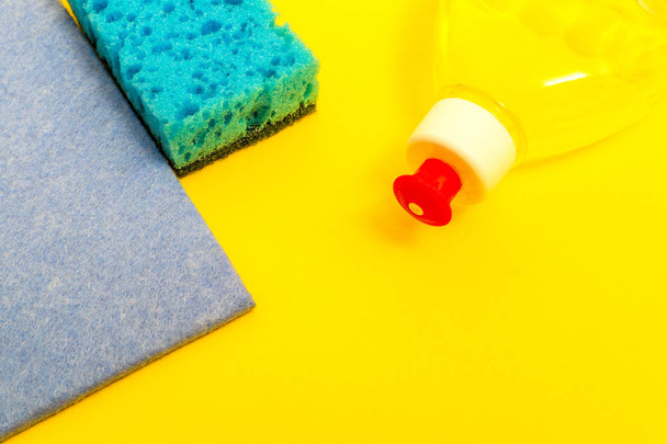 Folyékony mosószer párnával és törölközővel sárga alapon történő betakarításhoz - Fotó, kép