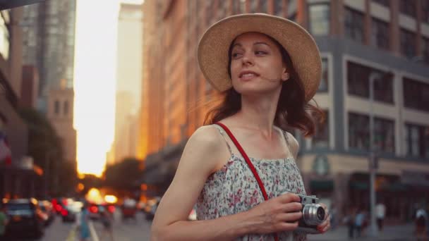 Fiatal fotós retro kamerával New Yorkban - Felvétel, videó