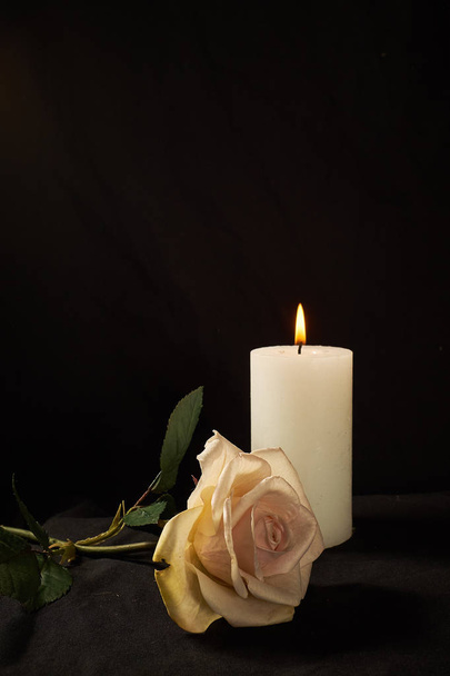 Płonąca świeca i piękna róża na czarnym tle - Zdjęcie, obraz