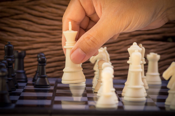 Valkoinen kuningas hyökkää valkoisen shakkikuninkaan kimppuun. Musta kuningas on johtaja, joka taistelee ryhmätyöllä voittoon. Leader, strategia ja shakkimatti menestyksen konsepti.Kilpailu ja kukistaminen
 - Valokuva, kuva