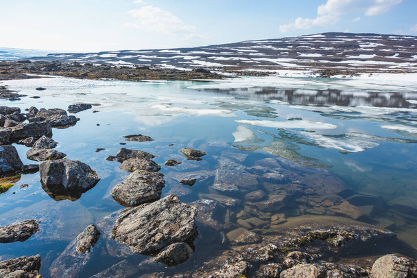 Озеро на плато Путорана. Россия, Красноярский край
 - Фото, изображение