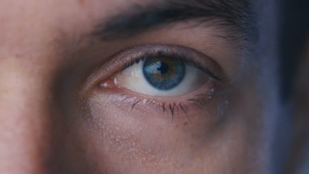 közelkép makro kék szem nyitó emberi írisz - Felvétel, videó