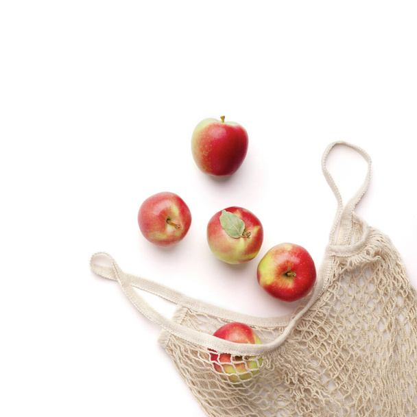 Manzanas rojas frescas en bolsa neta de cero residuos sobre fondo blanco
 - Foto, Imagen