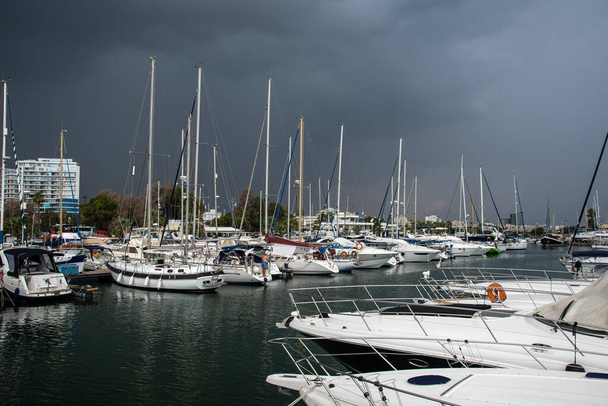 Iates ancorados em Larnaca marina em Chipre com céu nublado tempestuoso
 - Foto, Imagem