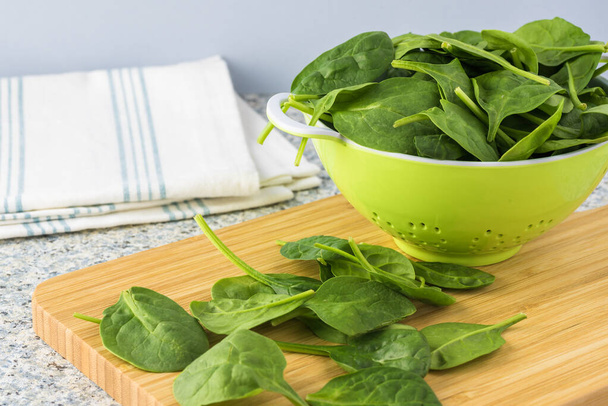 Organic baby spinach leaves. - Fotografie, Obrázek