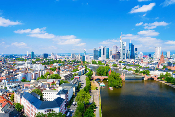 Frankfurt nad Mohanem za slunečného dne - Fotografie, Obrázek
