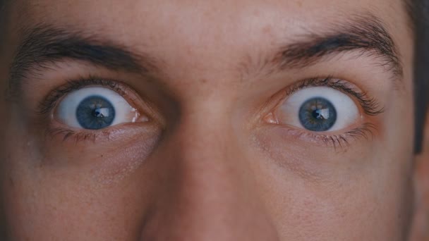 Крупный план макро красивые мужчины голубые глаза изображают страх и удивление
 - Кадры, видео
