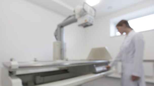 Femme montrant le processus de faire un diagnostic par rayons X
 - Photo, image