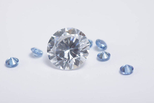 ジュエリーのための美しいカラークリスタルジルコニアダイヤモンドビーズのクローズアップ  - 写真・画像