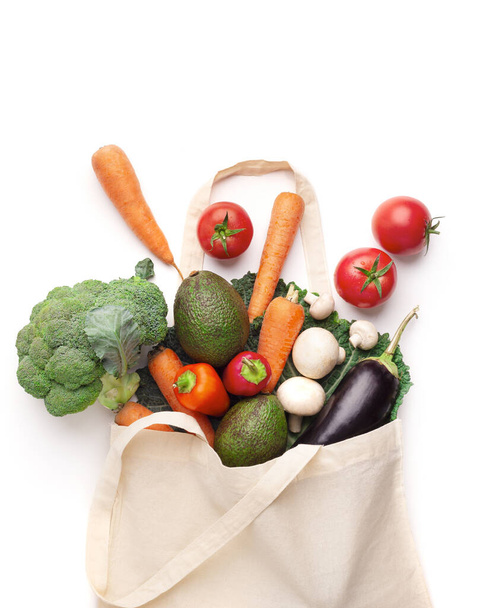 Einkaufstasche aus Öko-Baumwolle mit frischem und sauberem Gemüse - Foto, Bild