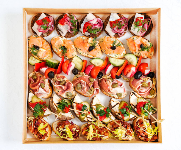 Christmas appetizers in the box - Foto, imagen