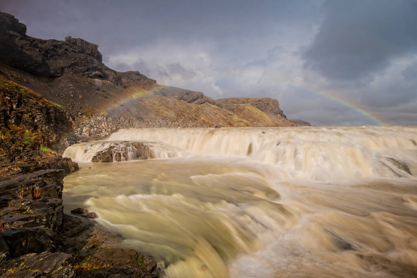 アイスランドの虹で素晴らしいガルフクロス滝。長時間露光2019年9月 - 写真・画像