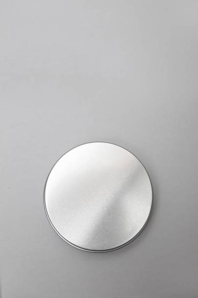 Balsamo per labbra nelle lattine metalliche rotonde
 - Foto, immagini
