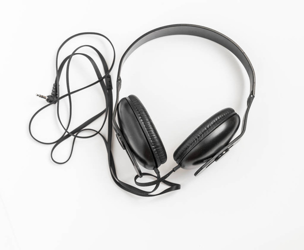 Чорні навушники на білому тлі
 - Фото, зображення