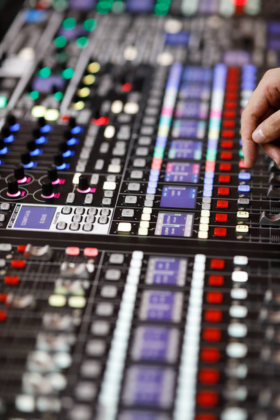 commandes de console de mixage sonore professionnelle
 - Photo, image