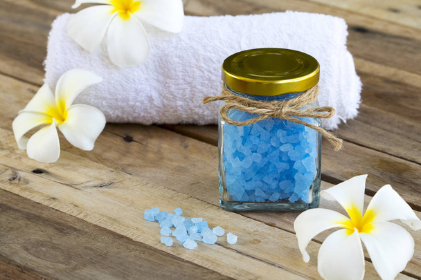 modrá koupel sůl bylinná krása zdravotní péče tělo kůže pro koupel s froté látky životního stylu žena relaxovat dekorace na pozadí dřevěné - Fotografie, Obrázek