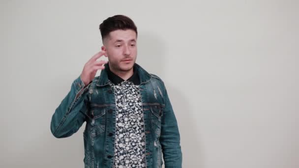 Vonzó fiatal kaukázusi férfi kézen fogva, fejfájás - Felvétel, videó