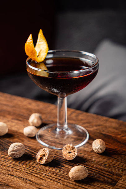 cocktail com noz-moscada na mesa de madeira
 - Foto, Imagem