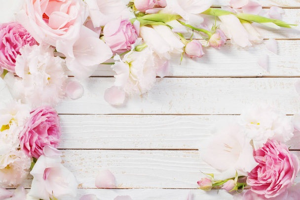 pink and white flowers on white wooden background - Foto, immagini