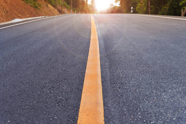 céu ensolarado e bela estrada de asfalto
 - Foto, Imagem