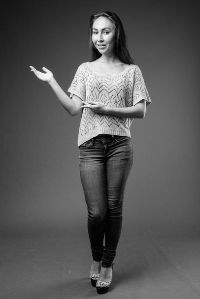 Estudio de la joven hermosa mujer en blanco y negro
 - Foto, Imagen