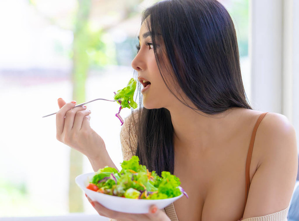 Piękno Azji kobieta jest jedzenie sałatki warzywnej dla diety żywności i - Zdjęcie, obraz