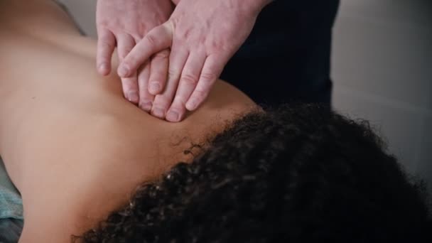 Traitement chiropraticien - le médecin qui donne au patient un massage doux du dos
 - Séquence, vidéo