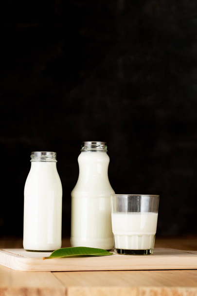  leche productos lácteos saludables sobre la mesa
 - Foto, imagen