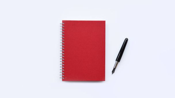 close-up de notebook e caneta isolada sobre fundo branco
 - Foto, Imagem