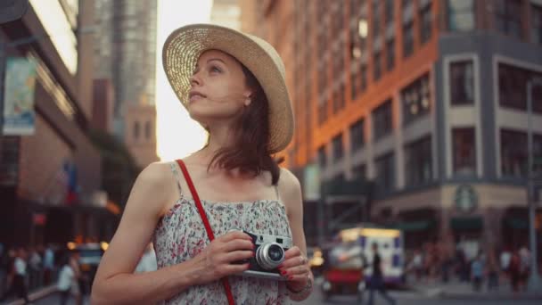 Gyönyörű lány retro kamerával Manhattanben, Nyc - Felvétel, videó