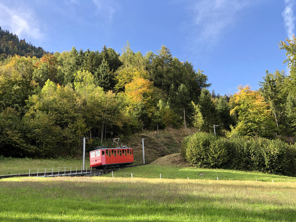 Kolej kołowa Alpnachstadpilatus Kulm (najbardziej stroma linia kolejowa na świecie) lub Zahnradbahn Pilatus Kulm-Alpnachstad (die steilste Zahnradbahn der Welt w Zahlen) - Szwajcaria - Zdjęcie, obraz