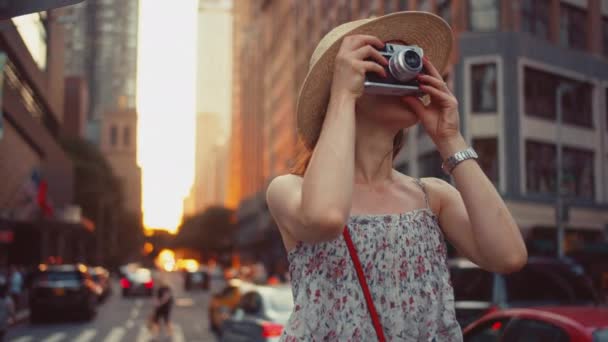 Νεαρός φωτογράφος με κάμερα στο Nyc το ηλιοβασίλεμα - Πλάνα, βίντεο