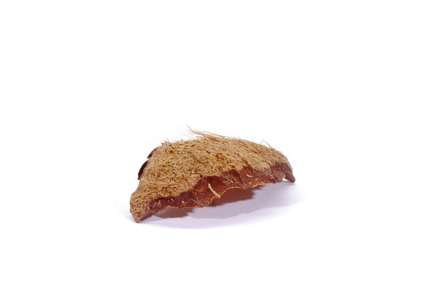 Coque de noix de coco dur est utilisé pour faire du charbon de bois sur fond blanc. (avec chemin de coupure
). - Photo, image