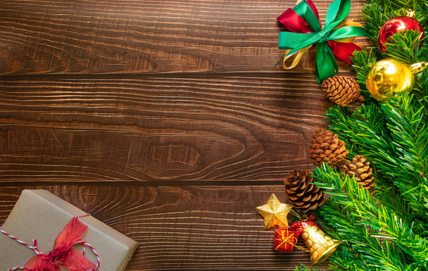 Noel ağacı, şenlikli. Kompozisyon dekorasyonları ve kostüm hediye kutuları koyu tahta arka planda. Tatil konsepti için kutlama Noel, yeni yıl, kış. Düz konum, kopyalama alanı olan üst görünüm. - Fotoğraf, Görsel